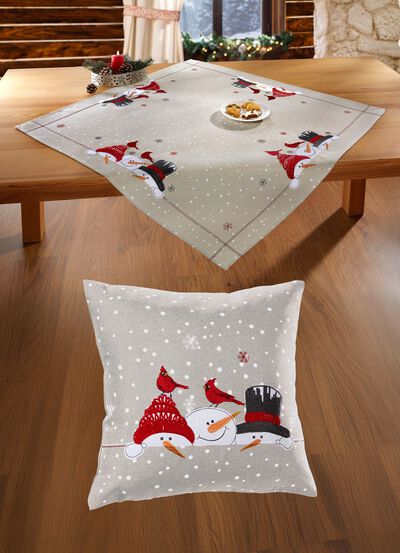 Zauberhafte Tisch- und Raumdekoration mit Schneemann-Motiven 